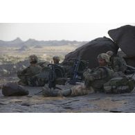 Des légionnaires du 2e régiment étranger de parachutistes (2e REP) installent un poste de tir de missile d'infanterie léger antichar NATO (MILAN) sur un point haut de la vallée de l'Ametettaï, au Mali.