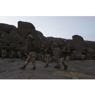 Des légionnaires du 2e régiment étranger de parachutistes (2e REP) transportent un poste de tir de missile d'infanterie léger antichar NATO (MILAN) dans la vallée de l'Ametettaï, au Mali.