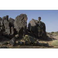 Un légionnaire du 2e régiment étranger de parachutistes (2e REP) tient une position à couvert des rochers dans la vallée de l'Ametettaï, au Mali.