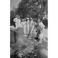 A l'hôtel Royal de La Baule où se tient une exposition de peintres de guerre, le caméraman Herbert Lander prépare sa caméra tchèque Cinephon 35 pour immortaliser la visite de commandants de U-Boot.