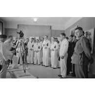 Le caméraman Herbert Lander prépare sa caméra tchèque Cinephon 35 pour immortaliser la visite par les commandants de U-Boot de l'exposition de peintres de guerre à l'hôtel Royal de La Baule.