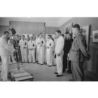 Le caméraman Herbert Lander prépare sa caméra tchèque Cinephon 35 pour immortaliser la visite par les commandants de U-Boot de l'exposition de peintres de guerre à l'hôtel Royal de La Baule.
