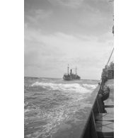 Trois chasseurs de mines allemands (Minensuchtboot) patrouillent en mer.