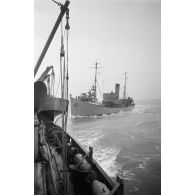 Des chasseurs de mines allemands (Minensuchtboot) patrouillent en mer.