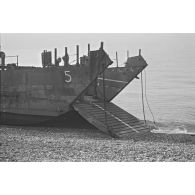 La plage de Dieppe après le raid canadien (Opération Jubilee) du 19 août 1942.