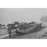Chaland de débarquement canadien sur la plage de Dieppe après l'opération Jubilee du 19 août 1942.