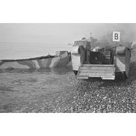 Chalands de débarquement sur la plage de Dieppe après le raid canadien (Opération Jubilee) du 19 août 1942.