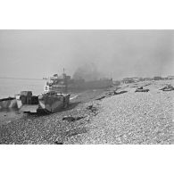 Cadavres de soldats et chalands échoués sur la plage de Dieppe après le raid canadien (Opération Jubilee) du 19 août 1942.