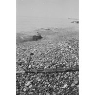 Un fusil-mitrailleur Bren sur la plage de Dieppe après le raid canadien (Opération Jubilee) du 19 août 1942.