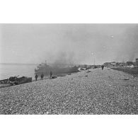 La plage de Dieppe après le raid canadien (Opération Jubilee) du 19 août 1942.