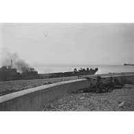 Mitrailleurs allemands tenant un poste de défense sur la plage de Dieppe après le raid canadien (Opération Jubilee) du 19 août 1942.