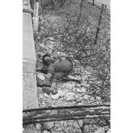 Cadavre canadien sur la plage de Dieppe après le raid canadien (Opération Jubilee) du 19 août 1942.