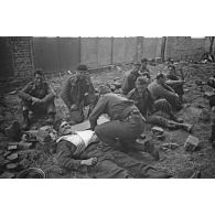 Prisonniers canadiens et anglais, peu après le débarquement et le raid de Dieppe (opération Jubilee).