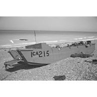 Navire de débarquement échoué sur la plage de Dieppe peu après l'opération de Jubilee (raid sur Dieppe).