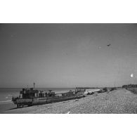 Navire de débarquement échoué sur la plage de Dieppe peu après l'opération de Jubilee (raid sur Dieppe).
