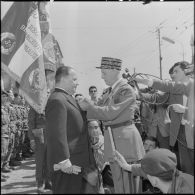 Le général Raoul Salan remet la croix de la valeur militaire à l'ordre de l'armée à Robert Lacoste.