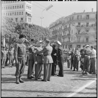 Le général d'armée Raoul Salan remet la cravate de commandeur de la légion d'honneur au colonel Giraud du bureau de recrutement de la 10e région militaire.