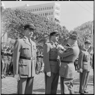 Le général d'armée Raoul Salan, remet au lieutenant-colonel de l'Etat-major de la Xe région militaire, ministère du Sahara, la croix d'officier de la légion d'honneur.