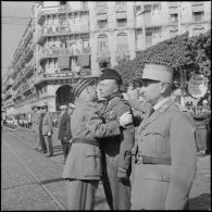 Le colonel Toulouse est décoré par le général Raoul Salan de la cravate de commandeur de la légion d'honneur.