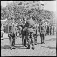 Le général de corps d'armée Allard remet à un adjudant du 9e zouave la médaille militaire.