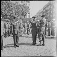Le général de brigade Massu remet à un sergent-chef du centre d’instruction des unités de tirailleurs sénégalais (CIUTS) la médaille militaire.