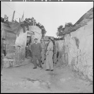 Viste d'autorités dans les anciens bidonvilles d'Alger.