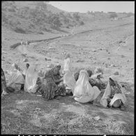Région d'Alger. Un groupe de femmes assises sur le bord d'un chemin.