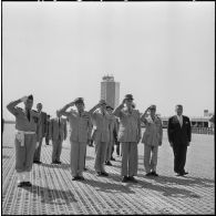 Maison-Blanche. Cérémonie militaire en présence du général de Gaulle.