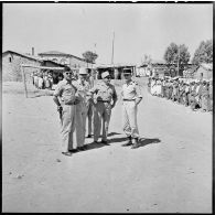 Autorités militaires dans un poste près de Ben Caïd.