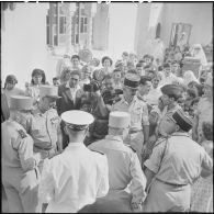 Le général Salan en visite à Sidi Aïch.