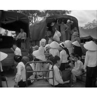 Arrivée de réfugiés nord-vietnamiens à Tan Son Nhut.