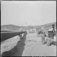 Installation d'un pipe-line dans la vallée de la Soumman.