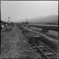 Installation d'un pipe-line dans la vallée de la Soumman.