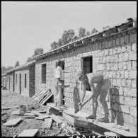 Construction de maisons dans un village de la vallée de la Soumman.