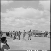 Le général de Gaulle sur la base aérienne de Tiaret.