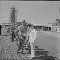 Le général de Gaulle à l'aéroport de Maison-Blanche.