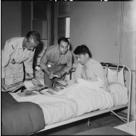 Alger. Distribution de disques aux blessés de l'hôpital Maillot.