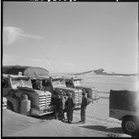 Fort Flatters. Sahara. Camions Berliet à l'arrêt.