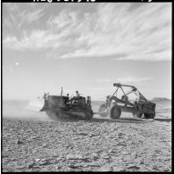 Sahara. Un bulldozer sur un chantier de la 2e compagnie saharienne du génie (CSG).