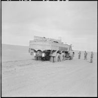 Fort Flatters. Un camion de la Légion étrangère dans le sable.