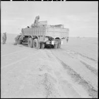 Fort Flatters. Un camion de la Légion étrangère dans le sable.
