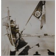 Le drapeau d'un bataillon de la Légion étrangère devant lequel Georges Thierry d'Argenlieu, haut commissaire de France en Indochine, fait le salut.