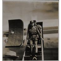 Le médecin général Jancel arrivant de France par avion Douglas DC-4.