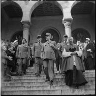 Alger. Le général de Gaulle devant la cathédrale.