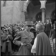 Alger. Le général de Gaulle devant la cathédrale.