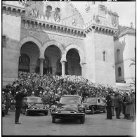 Alger. Le général de Gaulle quitte la cathédrale.