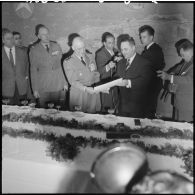 Alger. Le général Salan est fait citoyen d'honneur de la ville d'Alger.