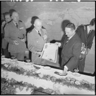 Alger. Le général Salan est fait citoyen d'honneur de la ville d'Alger.