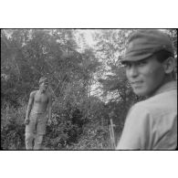 [Opération Gaur en Indochine, janvier-mars 1946. Prisonniers japonais censés surveiller la route, avec plus ou moins de mauvaise foi, par sections de 4 à 500 mètres sur la route entre Djiring et Bien Hoa [...].]