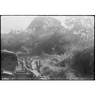 [Opération Gaur en Indochine, janvier-mars 1946. Equipe de dépanneurs entre le secteur des Trois Frontières (Cambodge, Annam et Cochinchine) et Ban Me Thuot.]